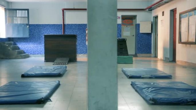 阿根廷布宜诺斯艾利斯一所学校的空健身房。多莉开枪了。4k分辨率。