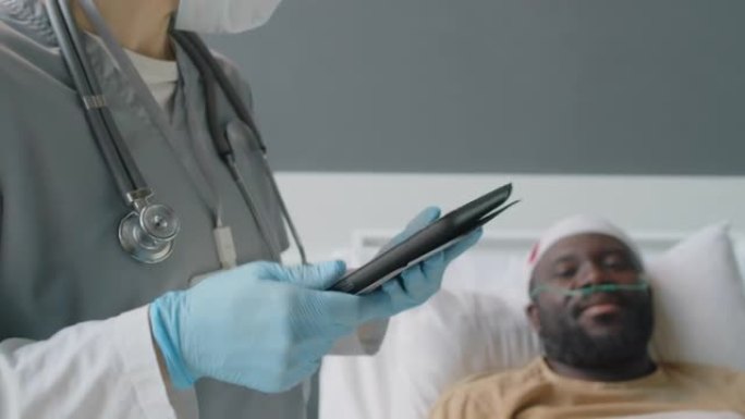 医生在工作中使用数字平板电脑治疗受伤病人