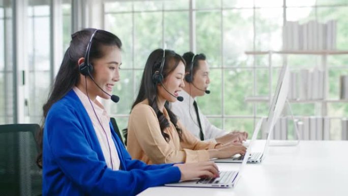 带有耳机的客户支持代理团队通过电话与客户通话