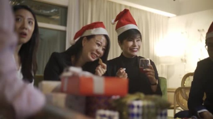 亚洲华人办公室同事社交聚会在办公室休息室下班后庆祝圣诞晚会