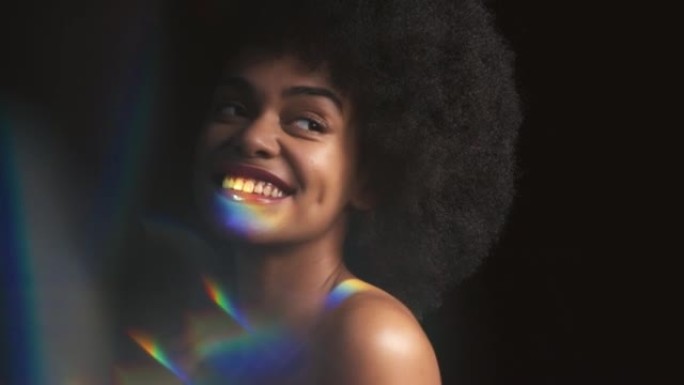 棱镜彩虹，光线和反射来自牙买加的女模特带着幸福的微笑。一个人的肖像，脸上，牙齿和身体皮肤上有彩色的创