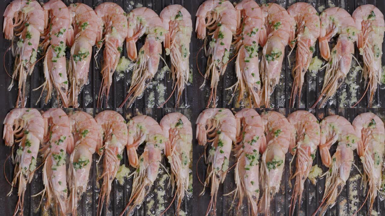 直视一排漂亮的粉红色虾，用大蒜黄油，欧芹和橄榄油在锅中煎炸