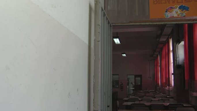 在阿根廷布宜诺斯艾利斯的冠状病毒危机期间，一个空荡荡的学校食堂里的椅子和桌子。