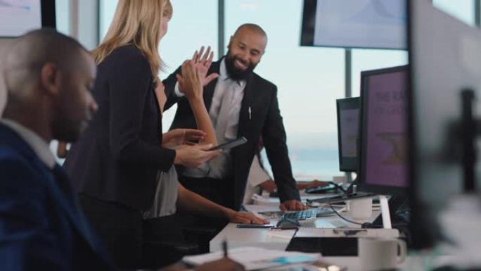 销售团队庆祝成功与高五看电脑屏幕上的财务图表数据快乐的商务人士享受公司在办公室的胜利成就