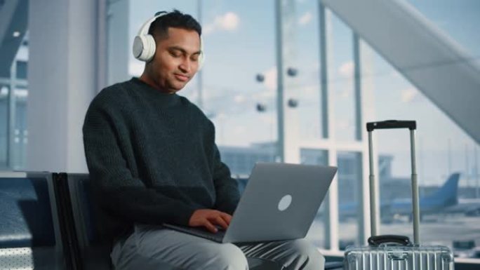 机场航站楼: 商人使用笔记本电脑，音乐听众或耳机播客等待航班。在航空枢纽的登机休息室在线旅行数字企业