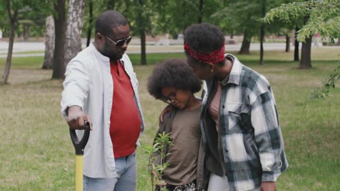 非裔美国人家庭在公园植树