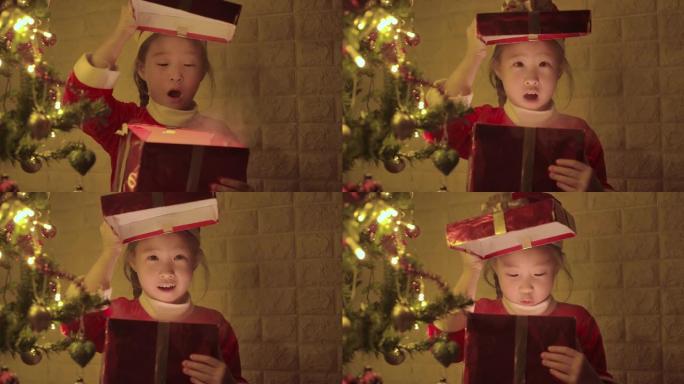 小女孩在打开圣诞礼物时很兴奋