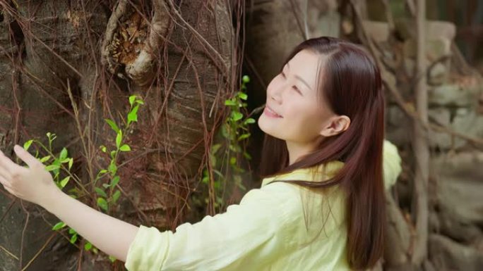 女人拥抱大自然