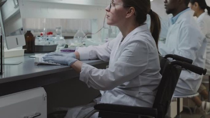 在实验室从事计算机工作的残疾女科学家