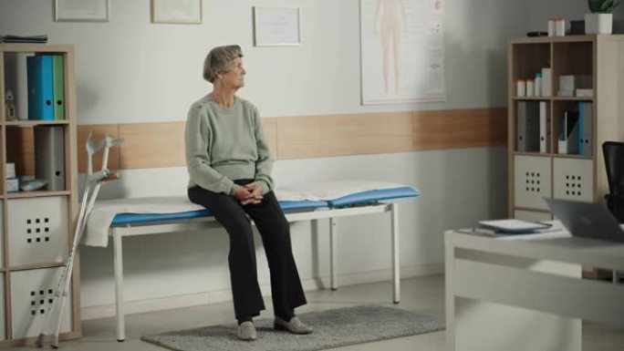 高级女性病人访问一个现代保健诊所。一位老妇人在医院的医生办公室等待她的体检结果。等待医生开始治疗的老