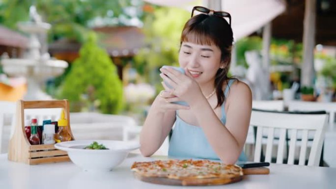 食物博主拍摄披萨的照片，并在她的社交媒体上分享。