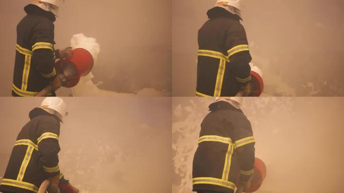 消防员将泡沫倒入烟雾中