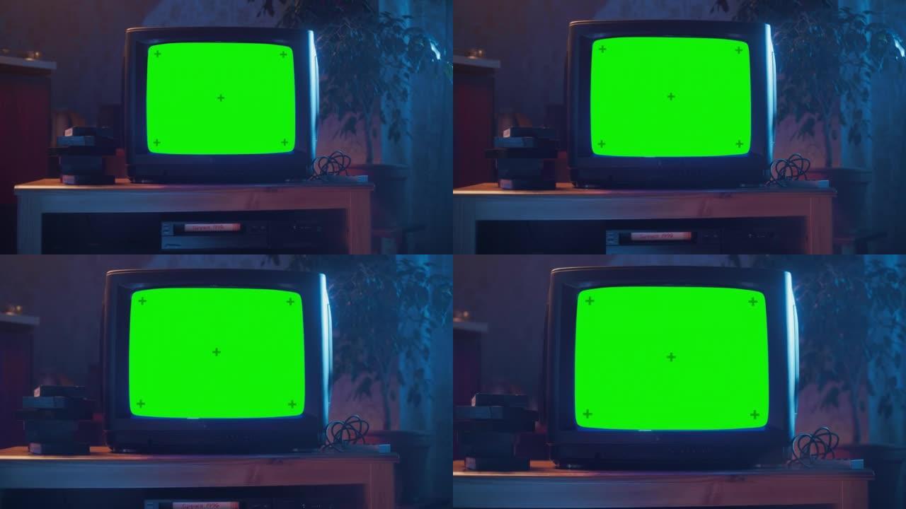 带有绿屏模拟色度键模板显示的过时电视机的特写镜头。怀旧复古90年代技术概念。