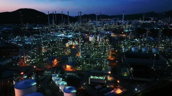 黄昏时工业园区内的鸟瞰图炼油厂