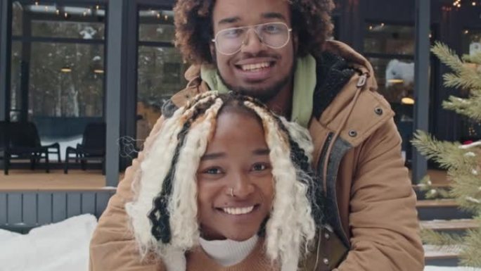 年轻的黑人夫妇在镜头前微笑