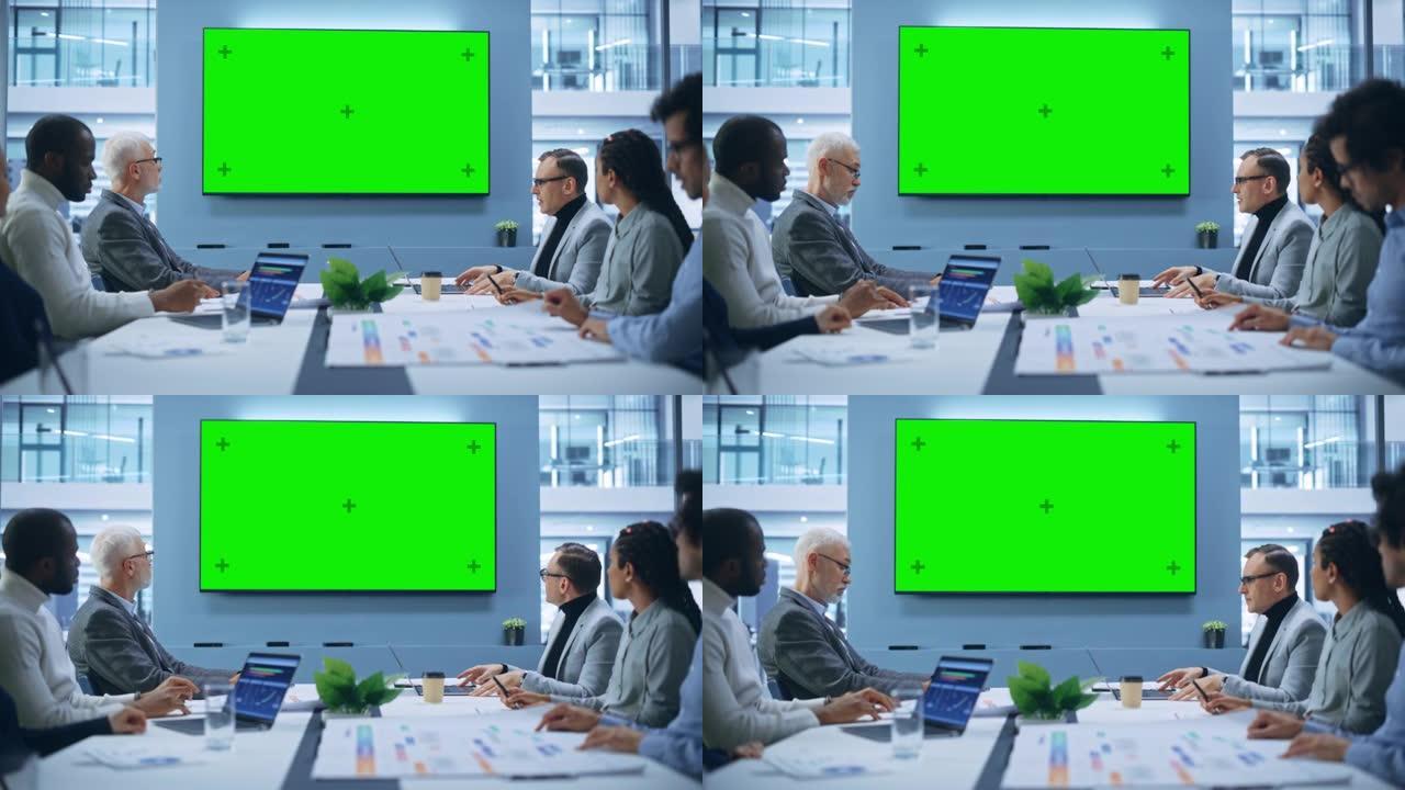 多民族办公室会议室会议: 成功的经理，高管交谈的多元化团队，使用绿屏色键电视。一群商人致力于电子商务