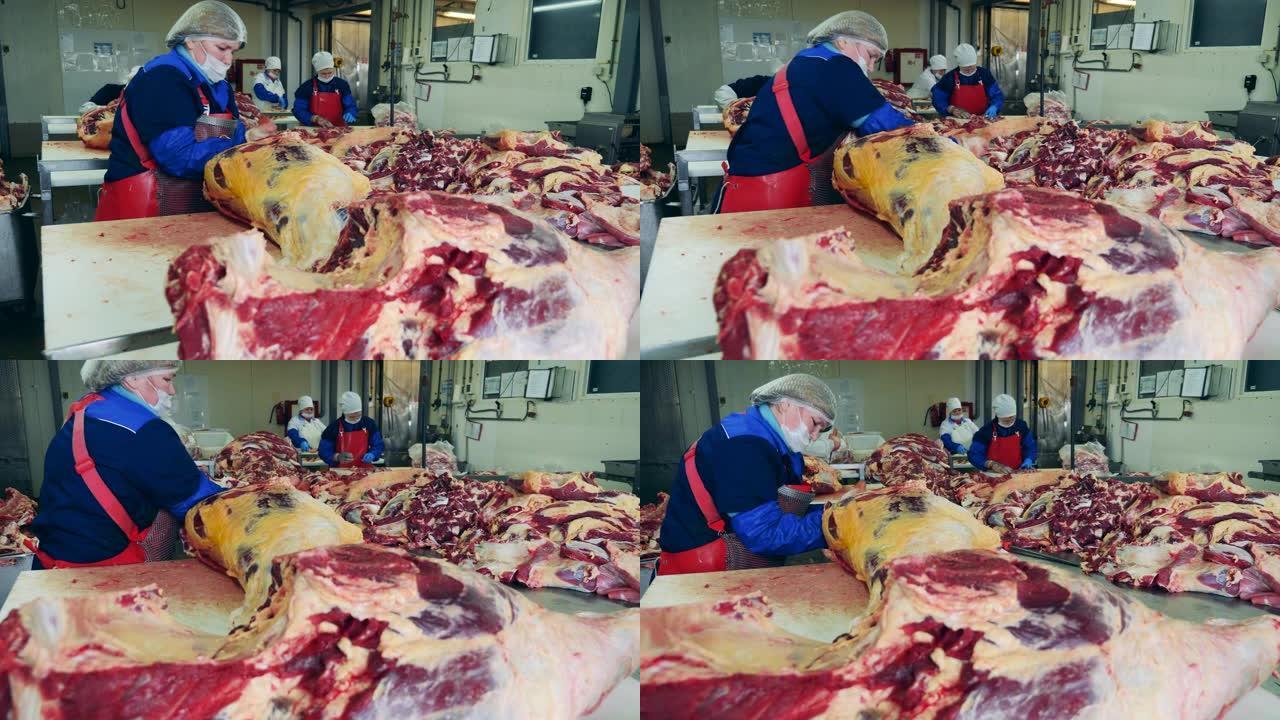 人们在工厂加工肉。