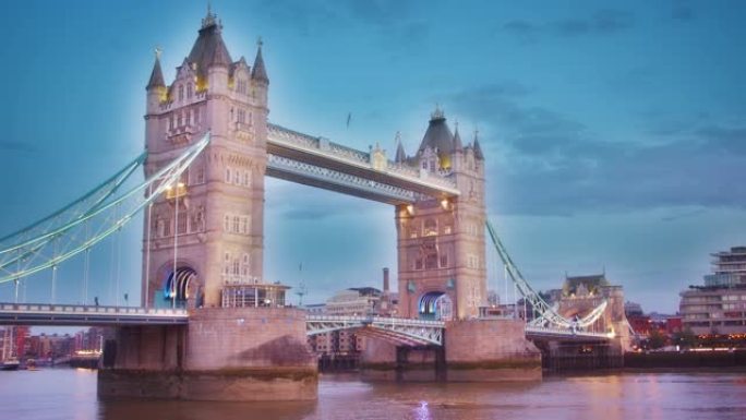 黄昏时伦敦的照明塔桥。泰晤士河对面的金融区。云景