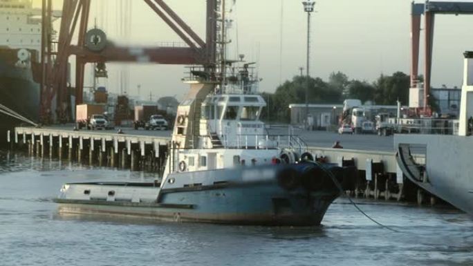 阿根廷布宜诺斯艾利斯港拖船拖船。