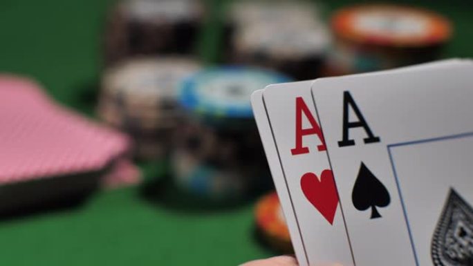玩家检查，扑克玩家显示良好的纸牌组合