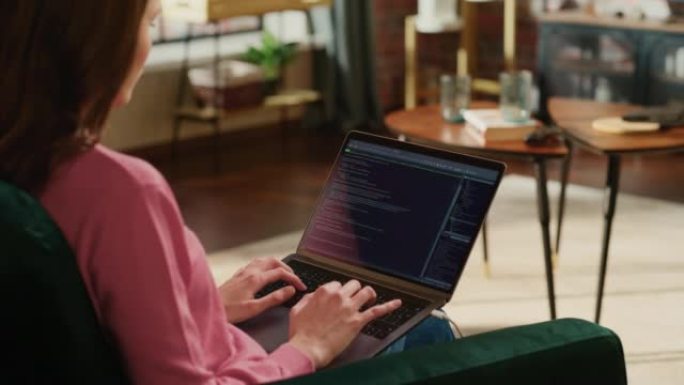 年轻的成年女性在笔记本电脑上的家庭阁楼公寓工作，为IT项目编写软件代码。实施更新的前端开发人员。特写