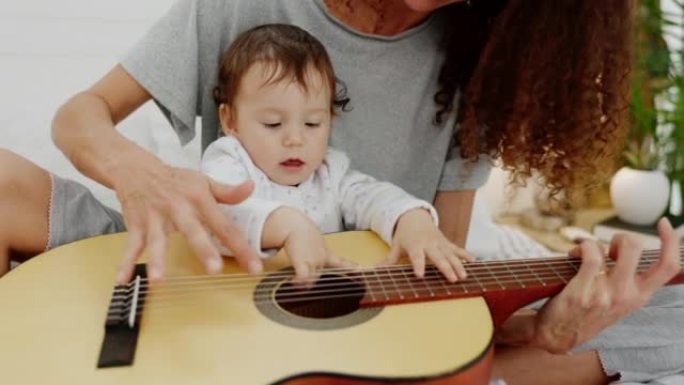 妈妈和宝宝弹吉他是为了娱乐、学习和音乐，在家庭住宅的客厅中创造性地发展成长。妈妈用声学乐器教孩子快乐