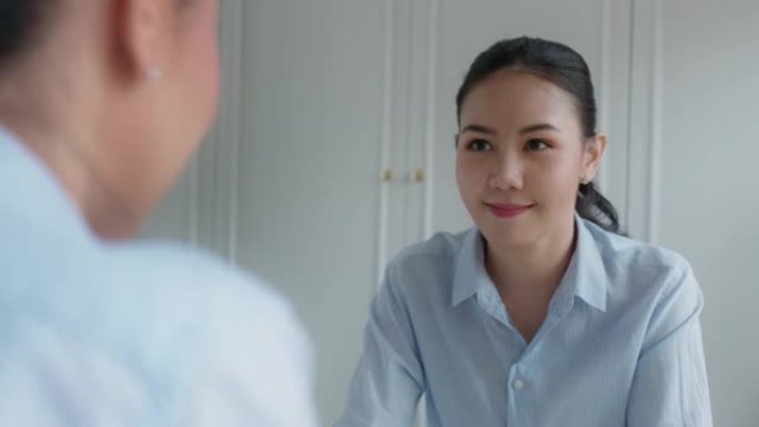 亚洲女性自我鼓舞人心的谈话激励镜子精神卫生缓解压力。