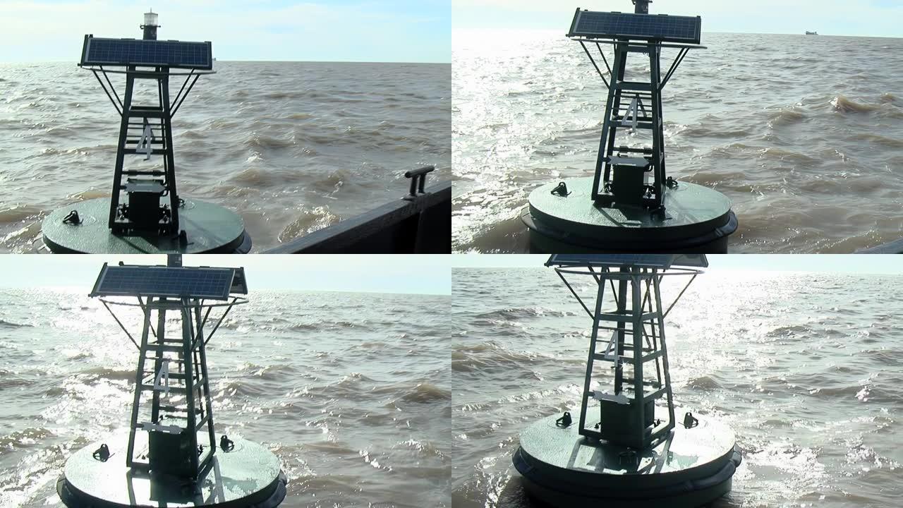 南美洲阿根廷布宜诺斯艾利斯附近的里约热内卢拉普拉塔河海岸附近的太阳能电池板提供动力的导航浮标。