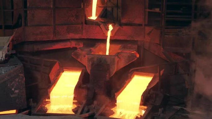 熔融铜流过的工厂冶炼厂