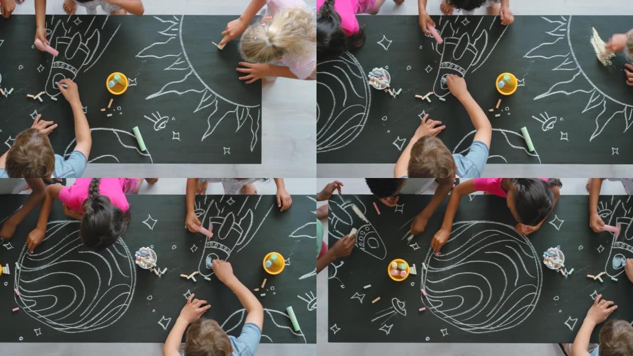 从上面用粉笔在黑板上，为孩子们绘制有趣、有创意、有教育意义的小组绘画。小孩子和朋友在艺术项目的基础课