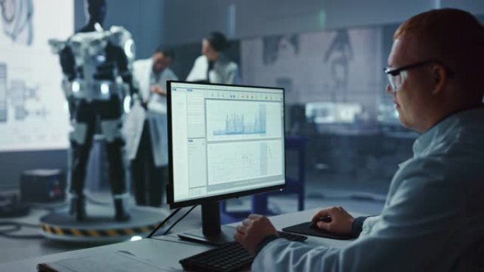 在机器人开发实验室: 首席分析师使用计算机，女工程师，顶尖的男性科学家从事仿生学外骨骼原型的工作。设