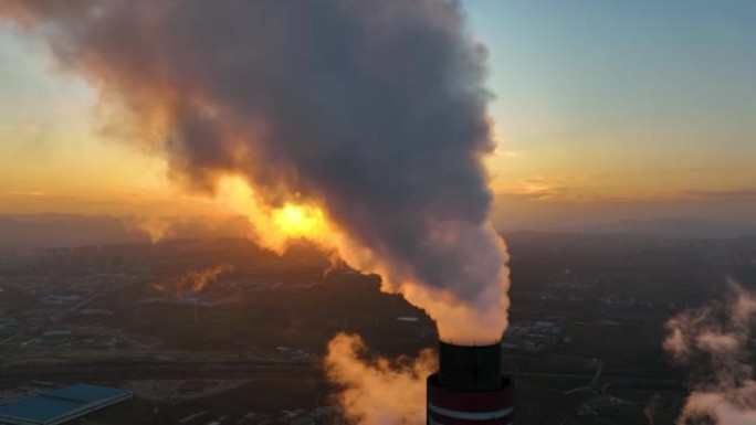 工厂或发电厂的烟囱在日落时会产生烟雾