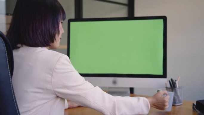 女商人在工作场所的笔记本电脑上视频聊天。