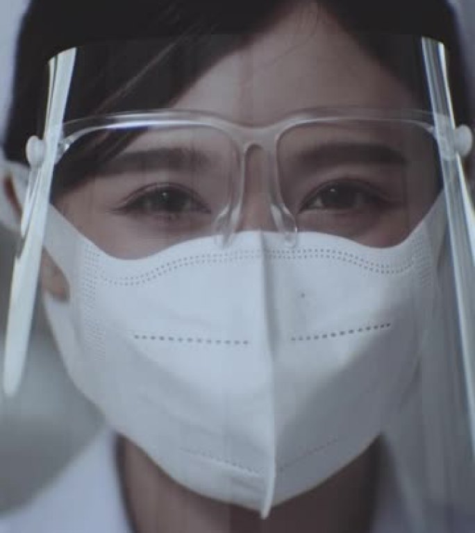 新型冠状病毒肺炎常态: 护士脸盾，垂直格式视频