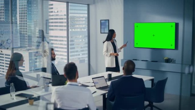 多元化的办公室会议室会议: 成功的亚洲女商人使用绿屏色键墙电视向一群投资者展示产品。电子商务战略。提