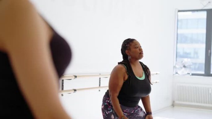 加大码非洲妇女在健身工作室上课锻炼。