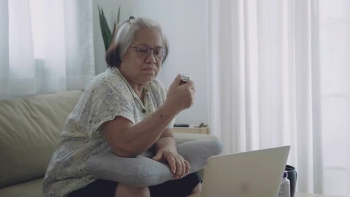 资深女性在家用笔记本电脑和医生聊天。
