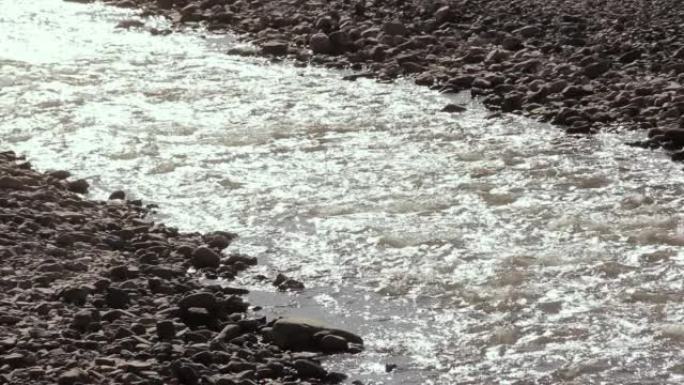 阿根廷巴塔哥尼亚岩石安第斯河中流动的水。