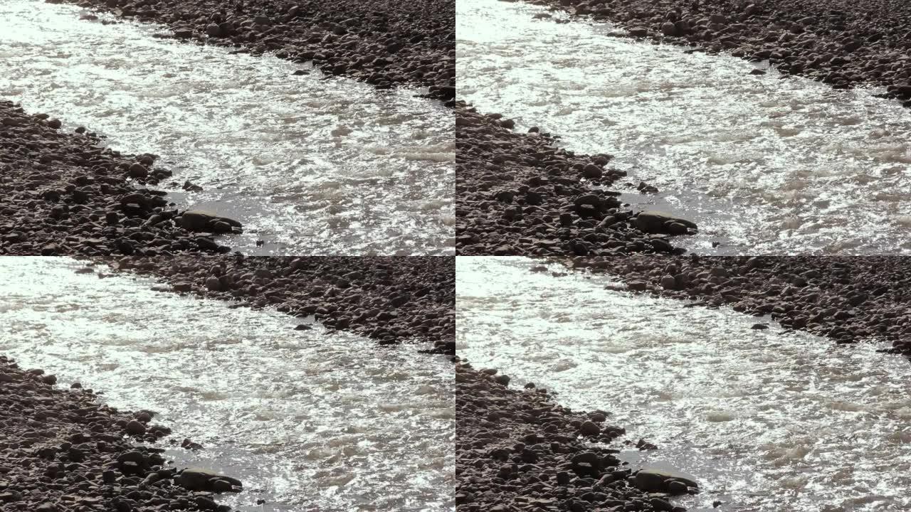 阿根廷巴塔哥尼亚岩石安第斯河中流动的水。