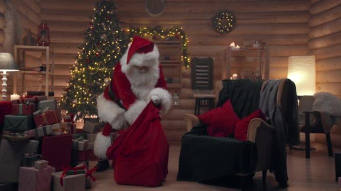 圣诞老人正在将礼物装进他的红色麻袋，在他的办公室里，里面有圣诞节的内饰