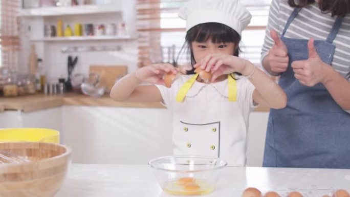 亚洲妈妈教女儿学破解鸡蛋在家做饭