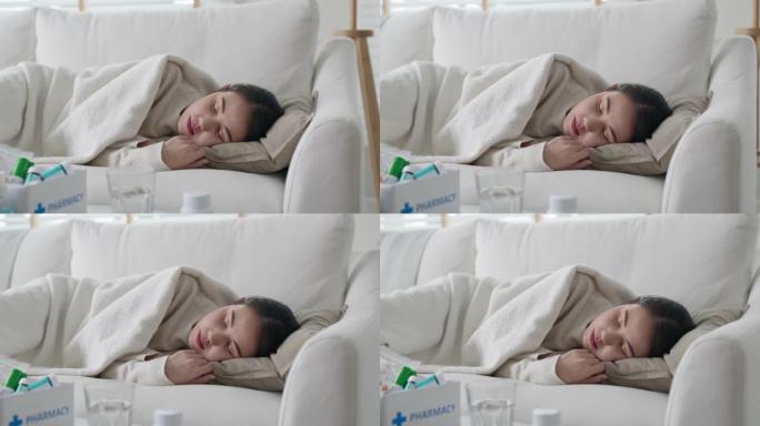 亚洲女性疲倦生病，吃药后睡在家里沙发沙发上