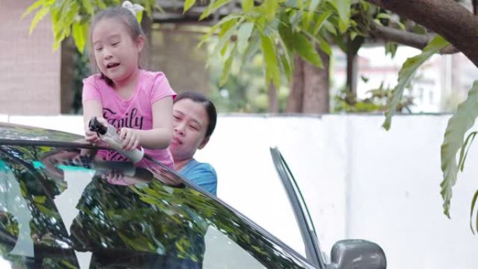 女孩帮妈妈洗车干活母女假期