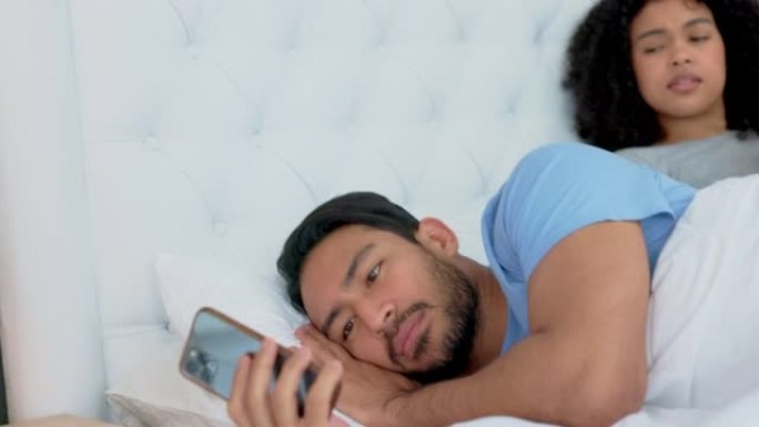 情侣，在家里、卧室、家里或酒店的社交媒体、在线约会应用或色情短信上打电话或出轨。监视，好奇的女人或查