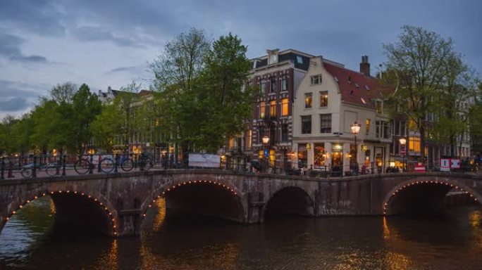 阿姆斯特丹风景如画的景色，晚上运河海滨的城市天际线