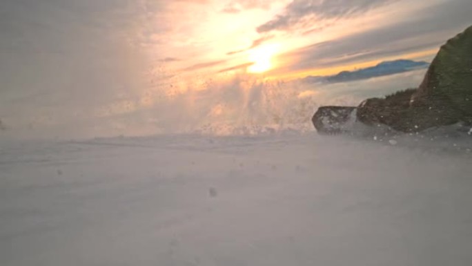 超级SLO MO滑雪者在下坡时喷洒雪