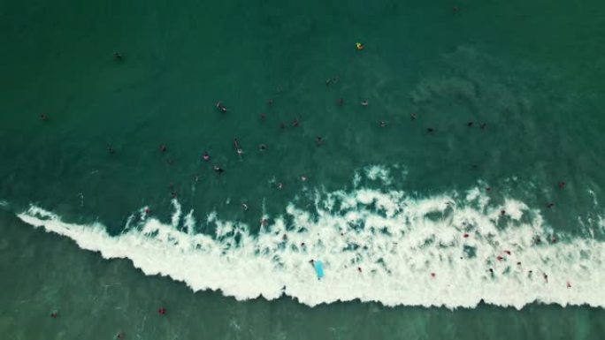享受海浪的人们面对大海海潮涨退潮