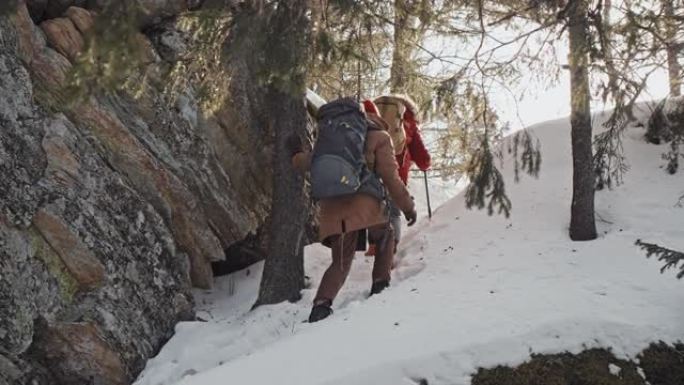 活跃的年轻人在冬季徒步旅行