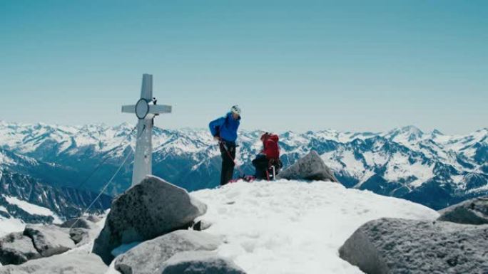 山顶登山者攀登雪山徒步巅峰爬山