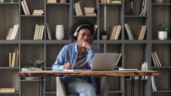 快乐的千禧一代非洲妇女在电脑上在线学习。